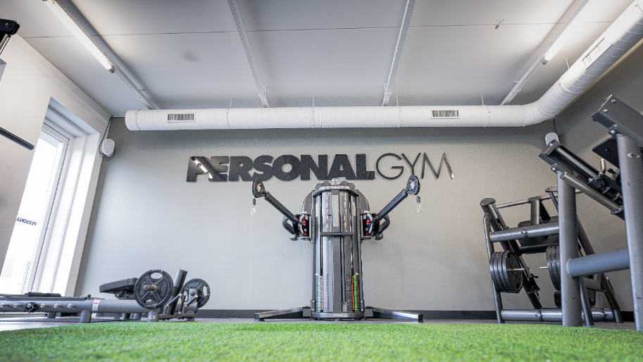 Jesse Meijer Personal Training Trainingsruimte met kabelstation en kunstgras